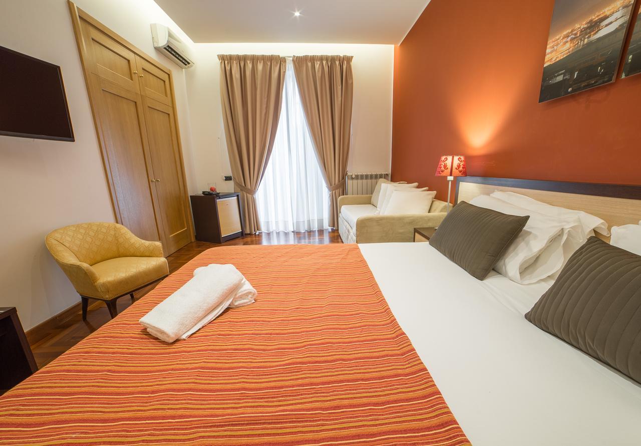 B&B Chiaia 32 نابولي المظهر الخارجي الصورة